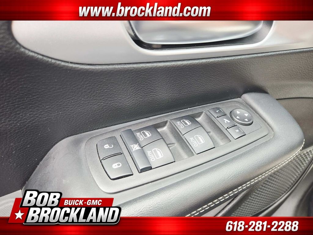Chrysler Pacifica Vehicle Full-screen Gallery Image 40