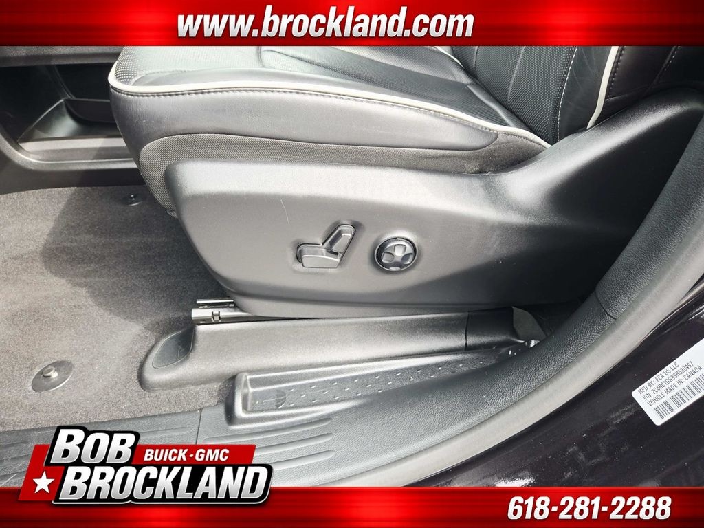 Chrysler Pacifica Vehicle Full-screen Gallery Image 41