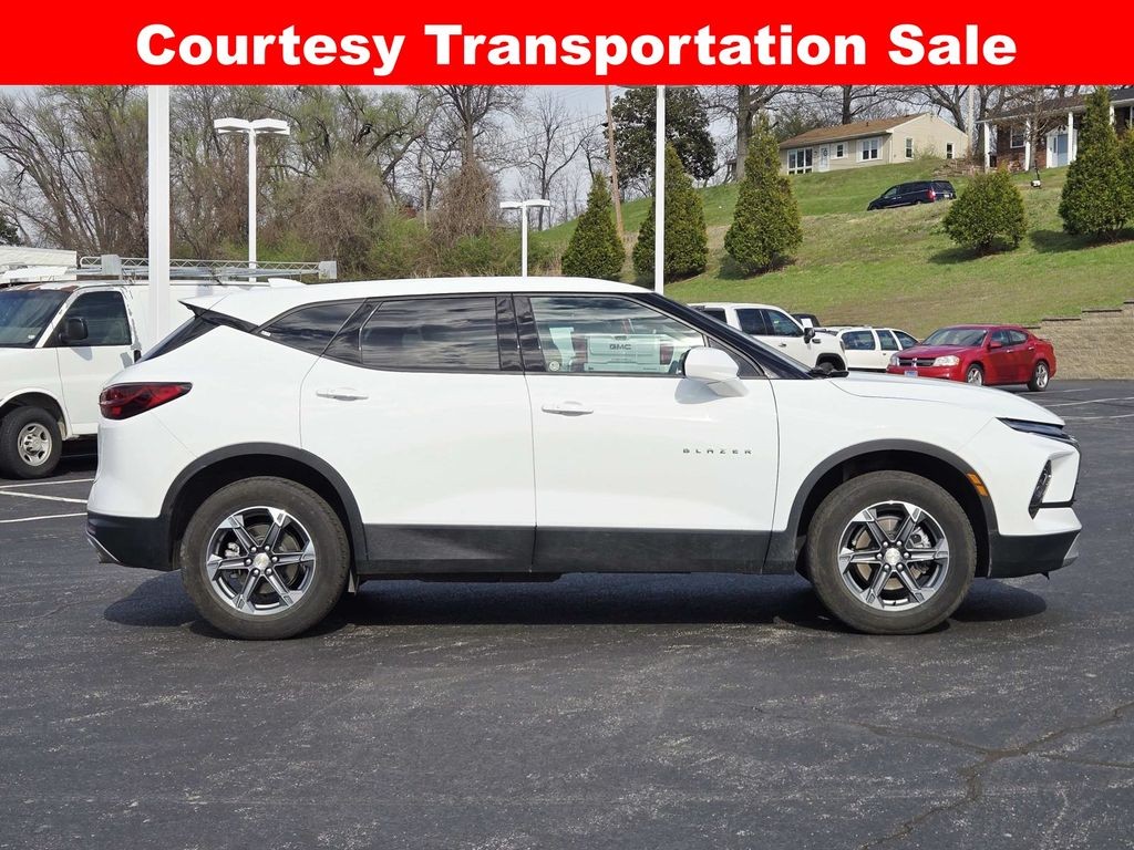 Chevrolet Blazer Vehicle Full-screen Gallery Image 02