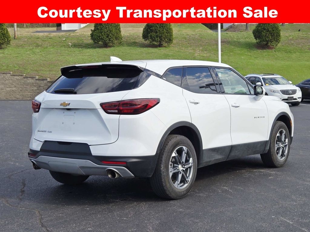 Chevrolet Blazer Vehicle Full-screen Gallery Image 03