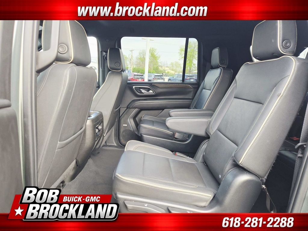 Chevrolet Suburban Vehicle Full-screen Gallery Image 12
