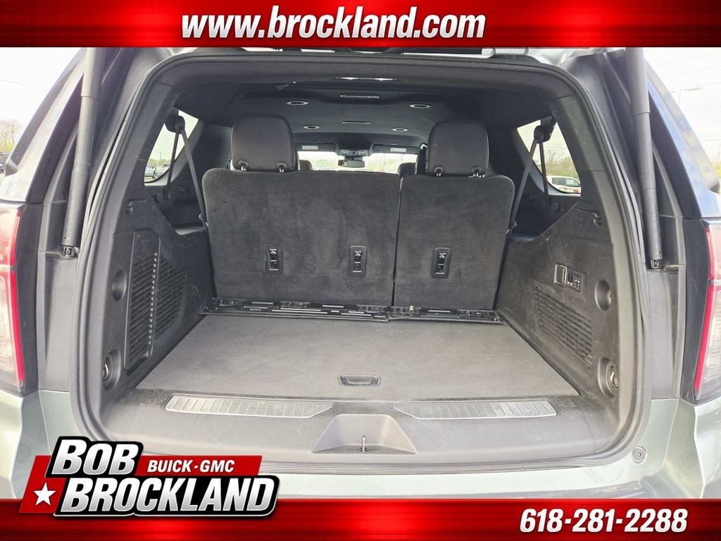 Chevrolet Suburban Vehicle Full-screen Gallery Image 14