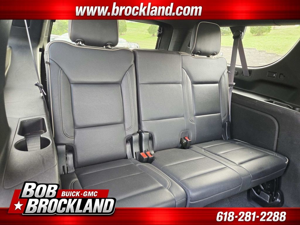 Chevrolet Suburban Vehicle Full-screen Gallery Image 15