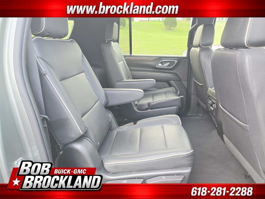Chevrolet Suburban Vehicle Full-screen Gallery Image 16