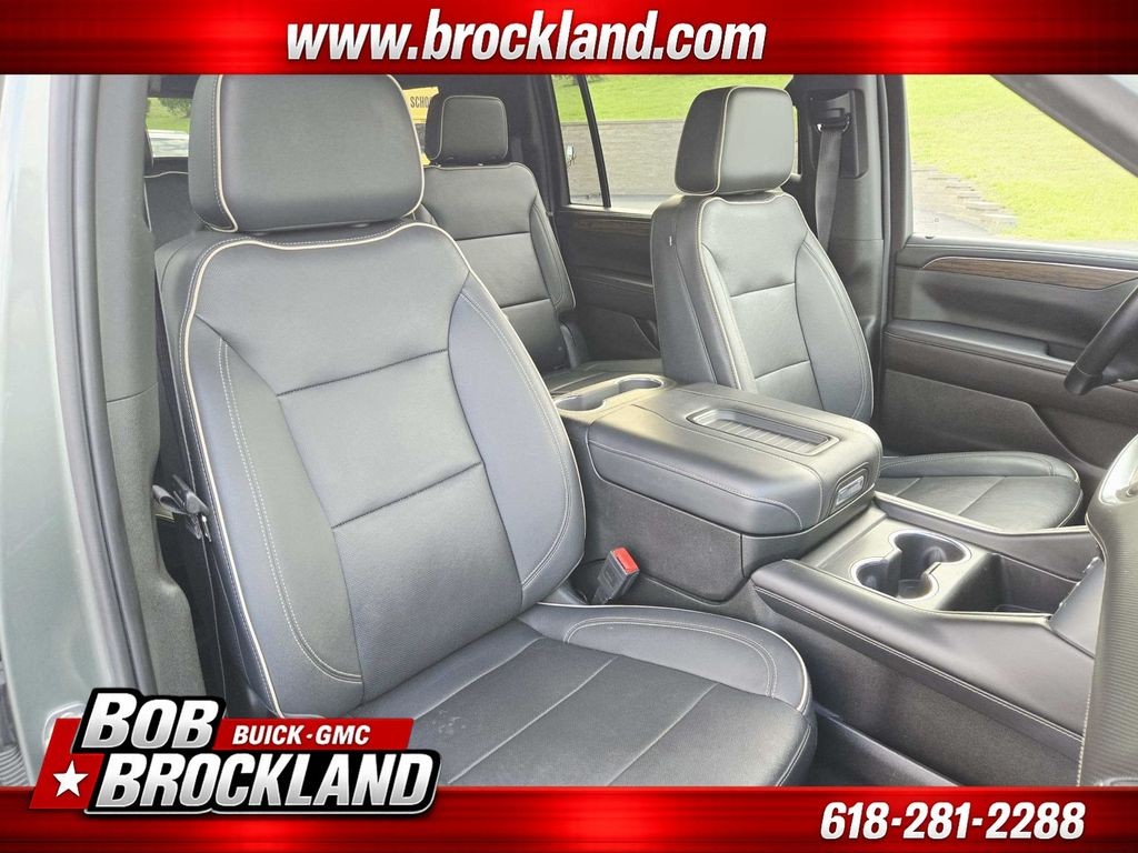 Chevrolet Suburban Vehicle Full-screen Gallery Image 17