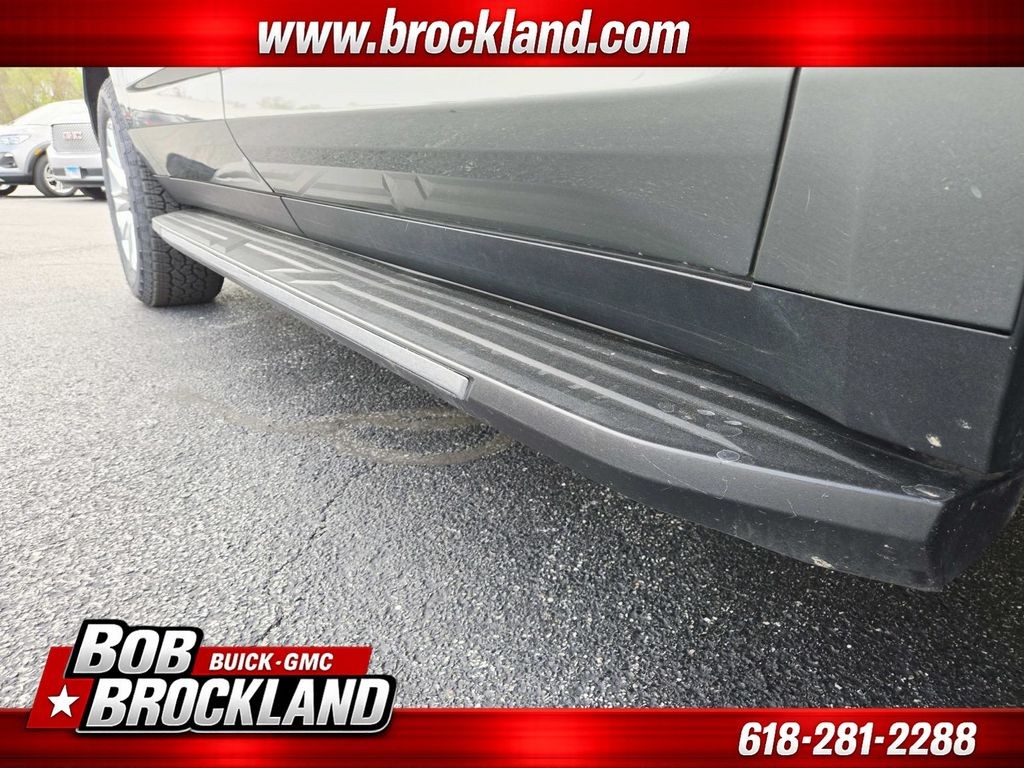 Chevrolet Suburban Vehicle Full-screen Gallery Image 18