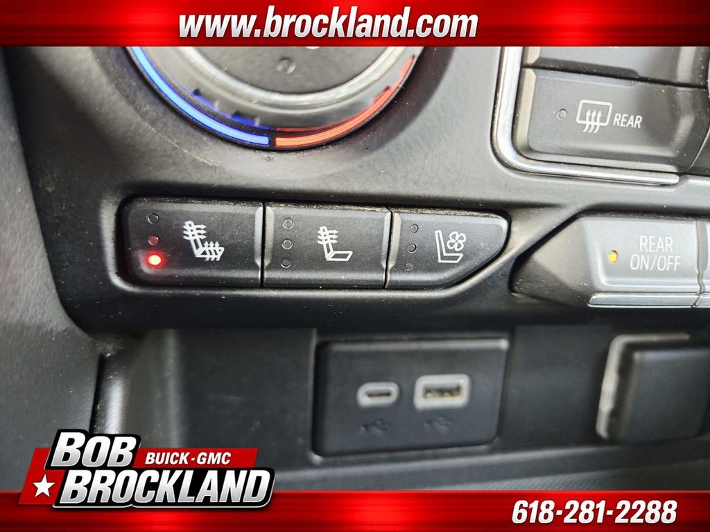 Chevrolet Suburban Vehicle Full-screen Gallery Image 32