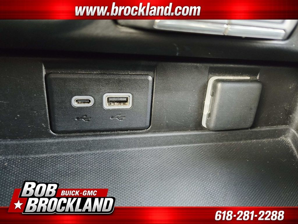 Chevrolet Suburban Vehicle Full-screen Gallery Image 33