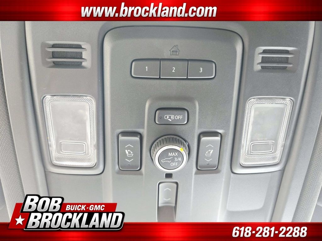 Chevrolet Suburban Vehicle Full-screen Gallery Image 36