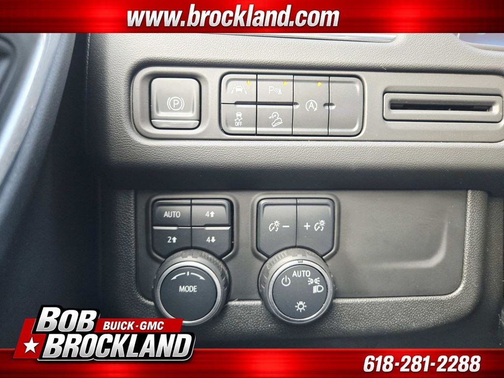 Chevrolet Suburban Vehicle Full-screen Gallery Image 38