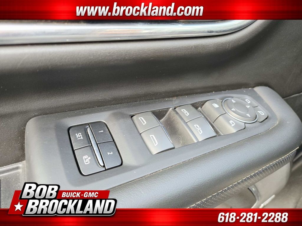 Chevrolet Suburban Vehicle Full-screen Gallery Image 40