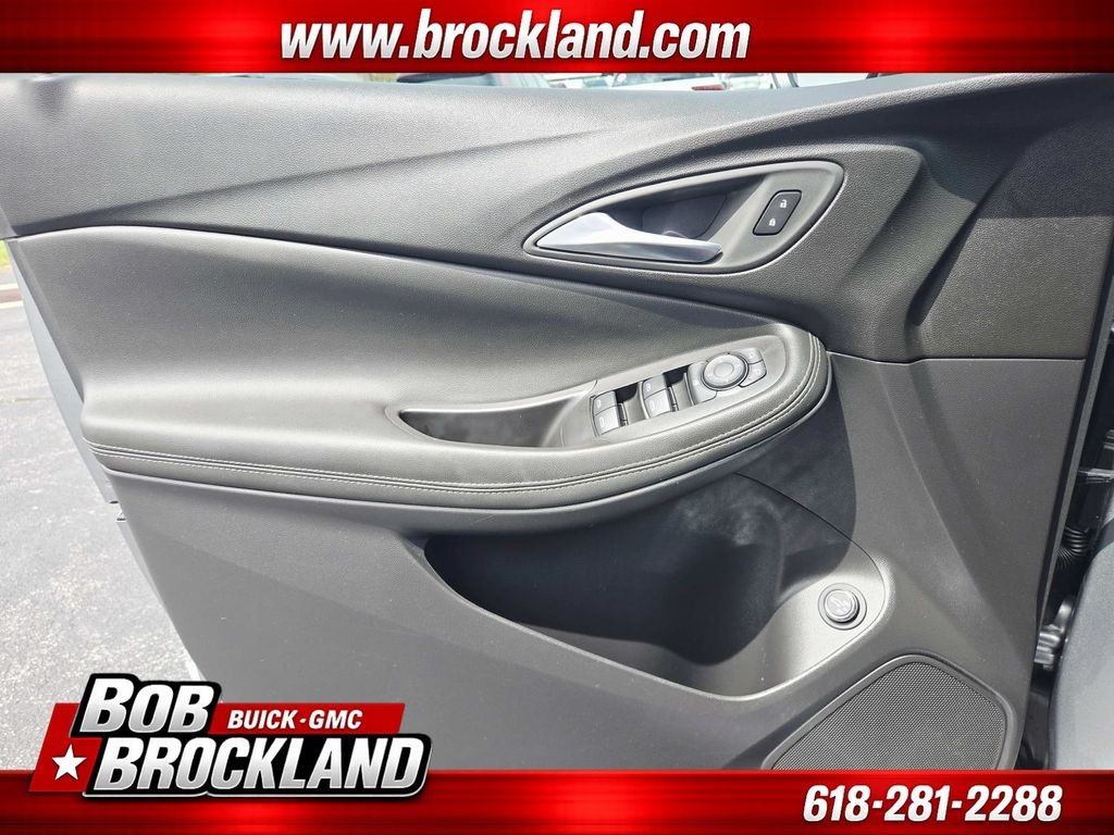 Buick Encore GX Vehicle Full-screen Gallery Image 32