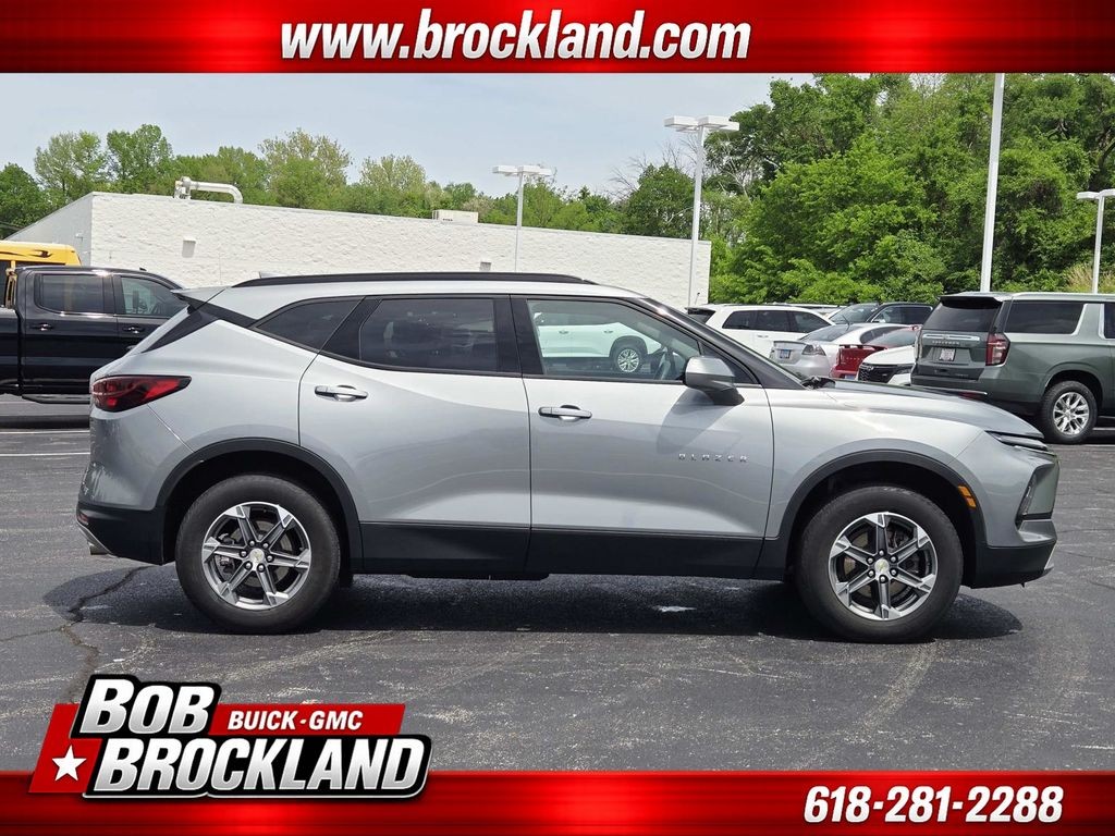 Chevrolet Blazer Vehicle Full-screen Gallery Image 02
