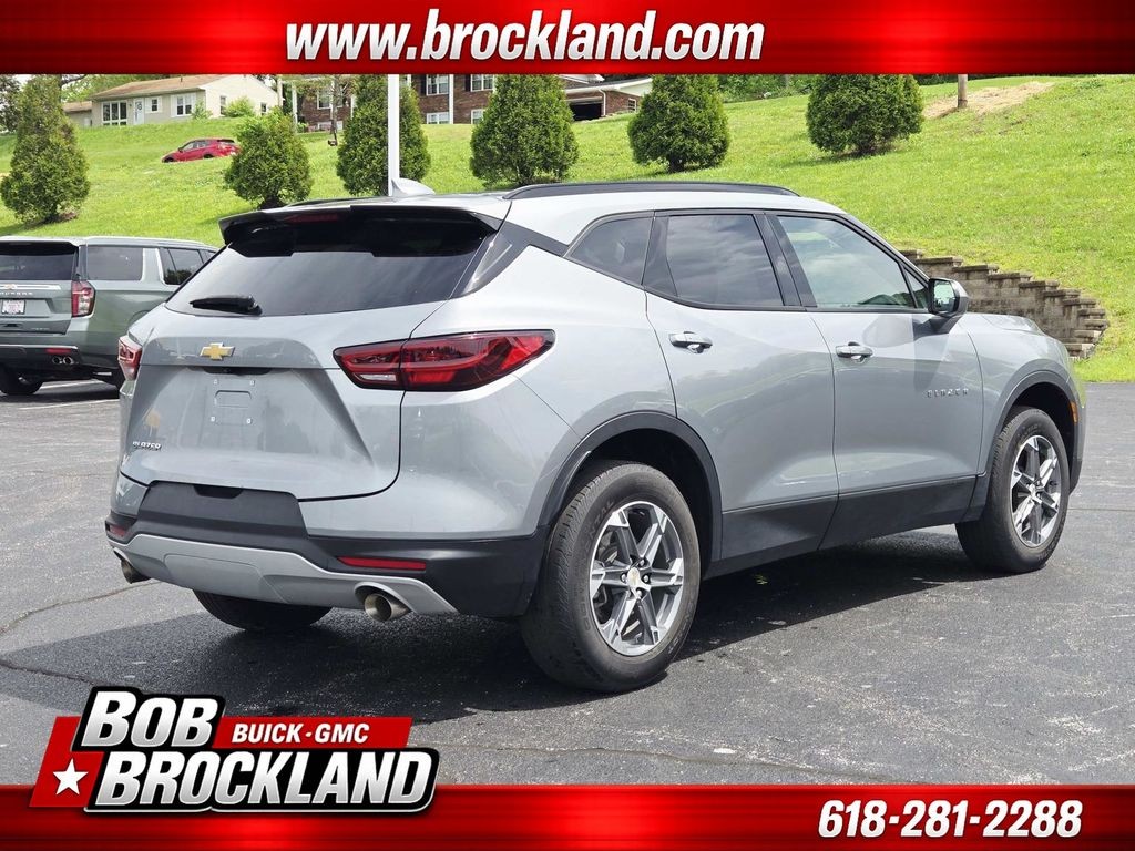 Chevrolet Blazer Vehicle Full-screen Gallery Image 03