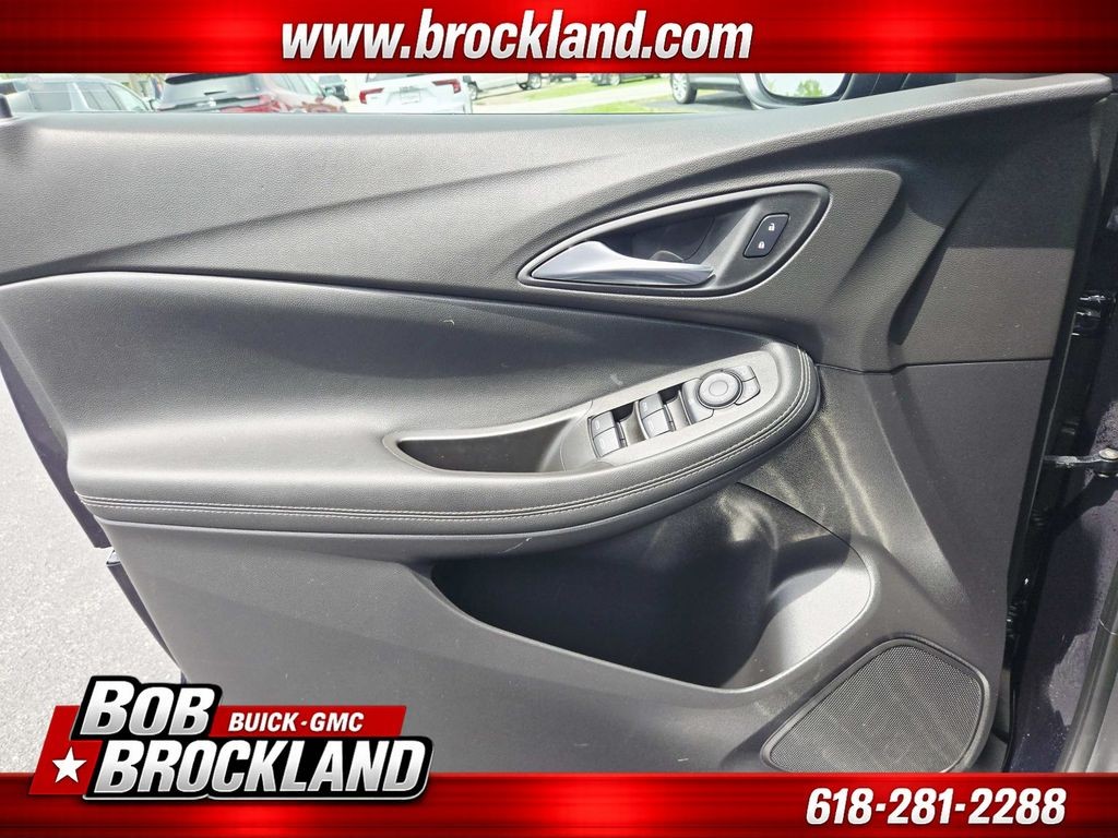 Buick Encore GX Vehicle Full-screen Gallery Image 34