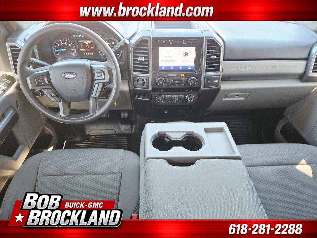 Ford Super Duty F-350 SRW Vehicle Full-screen Gallery Image 09