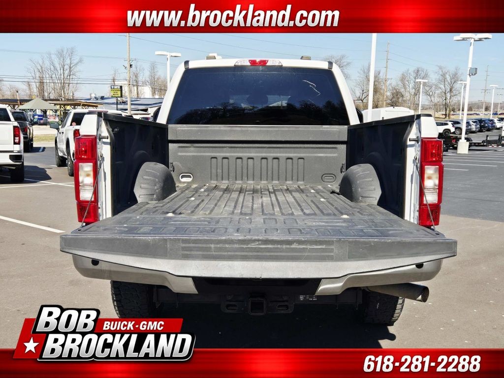 Ford Super Duty F-350 SRW Vehicle Full-screen Gallery Image 13