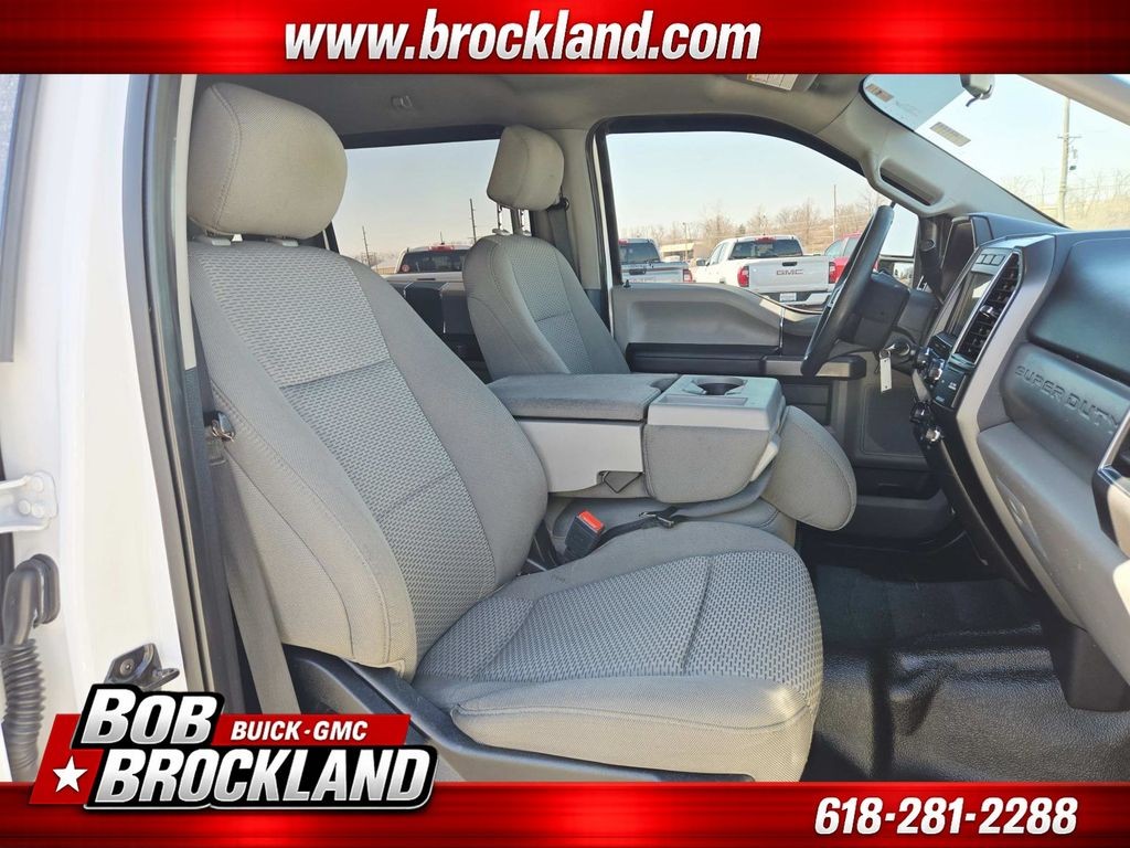 Ford Super Duty F-350 SRW Vehicle Full-screen Gallery Image 16