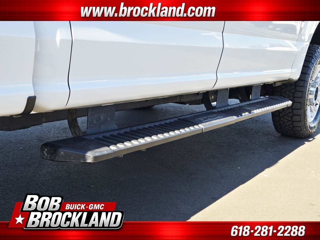 Ford Super Duty F-350 SRW Vehicle Full-screen Gallery Image 17