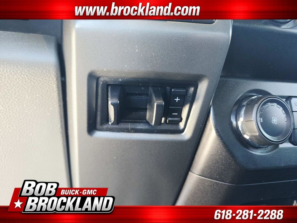 Ford Super Duty F-350 SRW Vehicle Full-screen Gallery Image 31