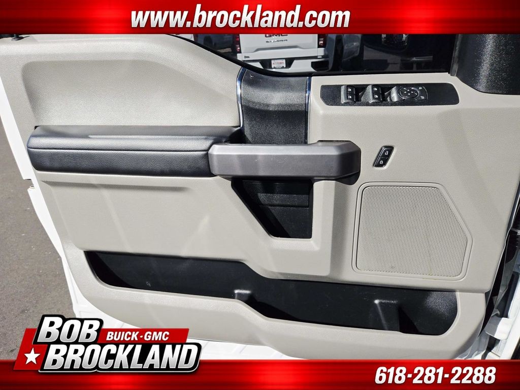 Ford Super Duty F-350 SRW Vehicle Full-screen Gallery Image 36