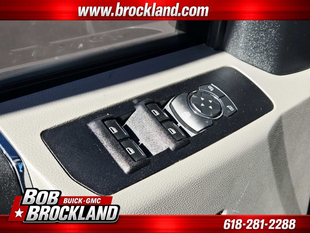 Ford Super Duty F-350 SRW Vehicle Full-screen Gallery Image 37