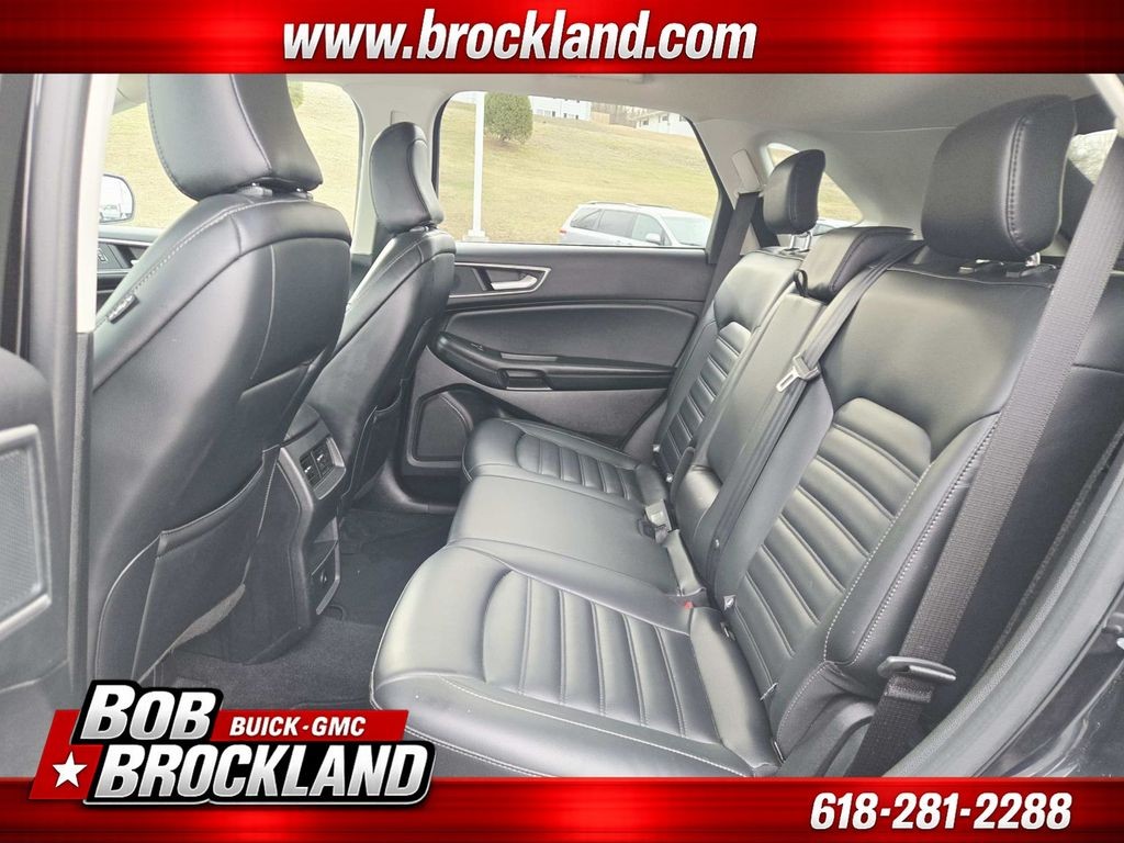 Ford Edge Vehicle Full-screen Gallery Image 12