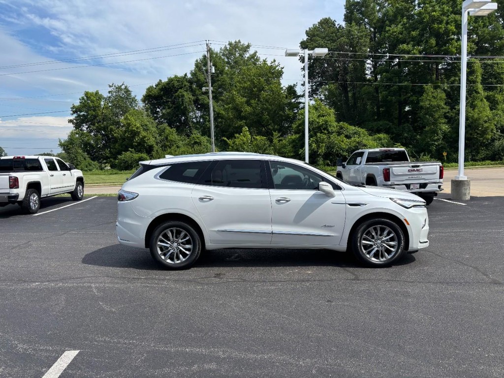 Buick Enclave Vehicle Full-screen Gallery Image 02