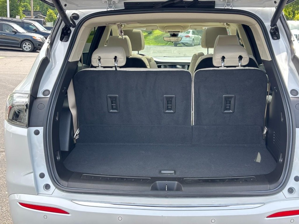 Buick Enclave Vehicle Full-screen Gallery Image 09