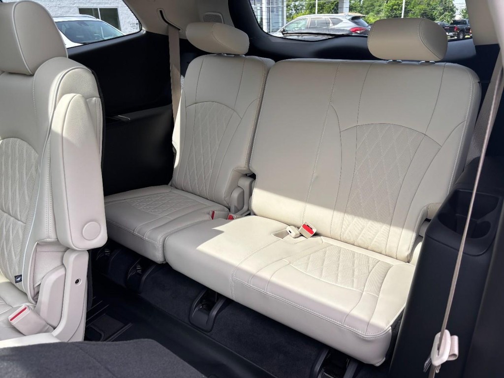 Buick Enclave Vehicle Full-screen Gallery Image 11