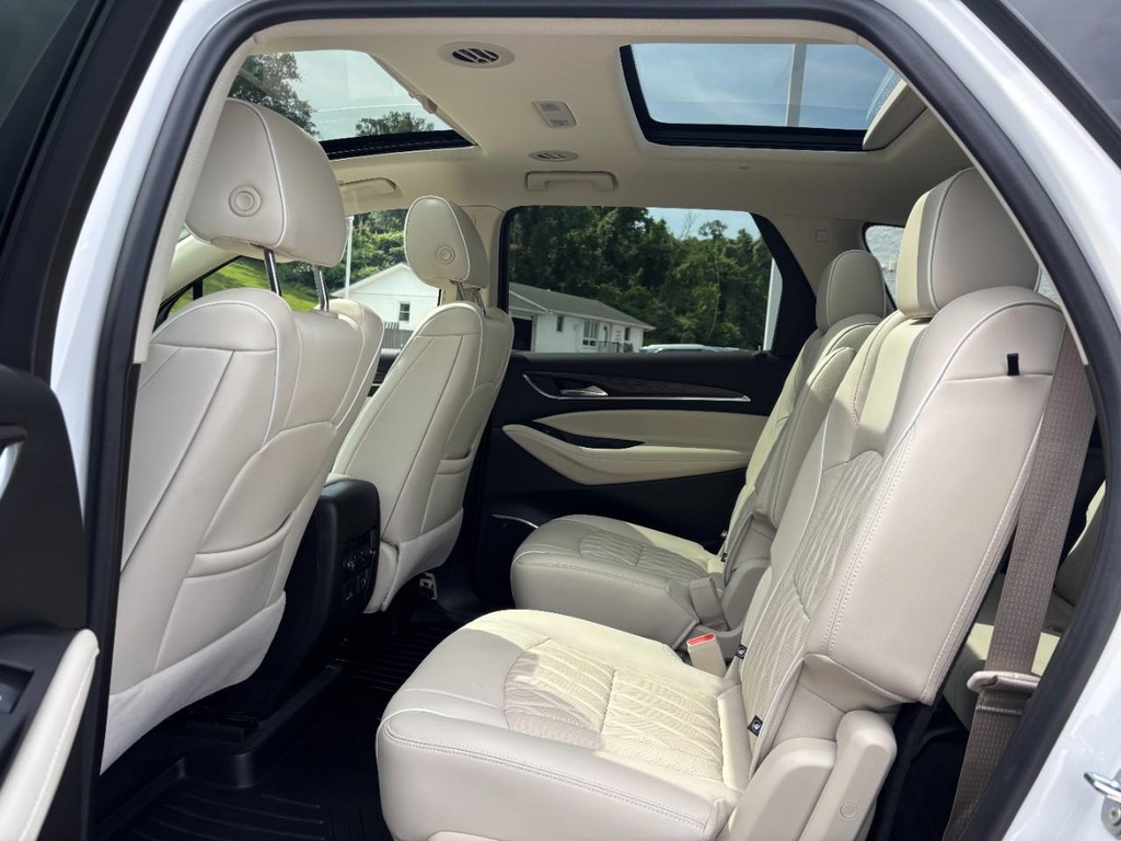Buick Enclave Vehicle Full-screen Gallery Image 12
