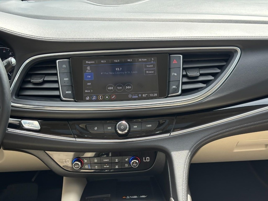 Buick Enclave Vehicle Full-screen Gallery Image 15