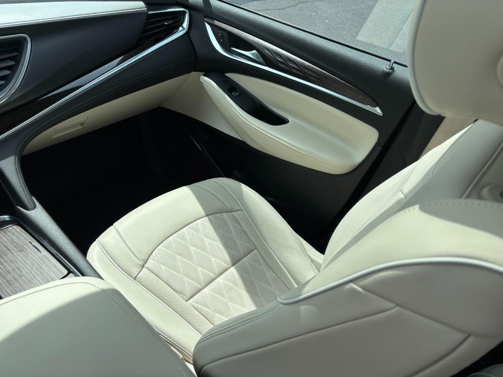 Buick Enclave Vehicle Full-screen Gallery Image 16