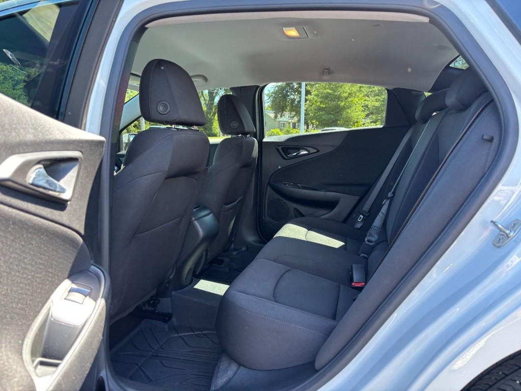Chevrolet Malibu Vehicle Full-screen Gallery Image 11