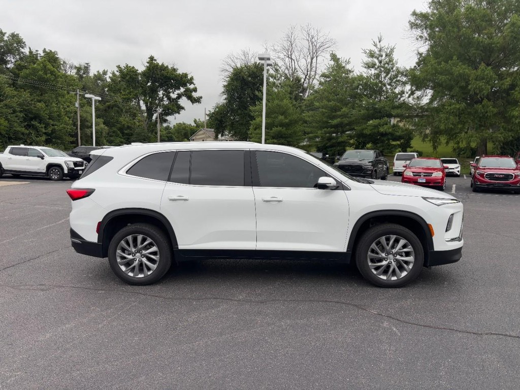 Buick Enclave Vehicle Full-screen Gallery Image 02