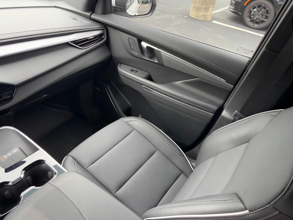 Buick Enclave Vehicle Full-screen Gallery Image 15