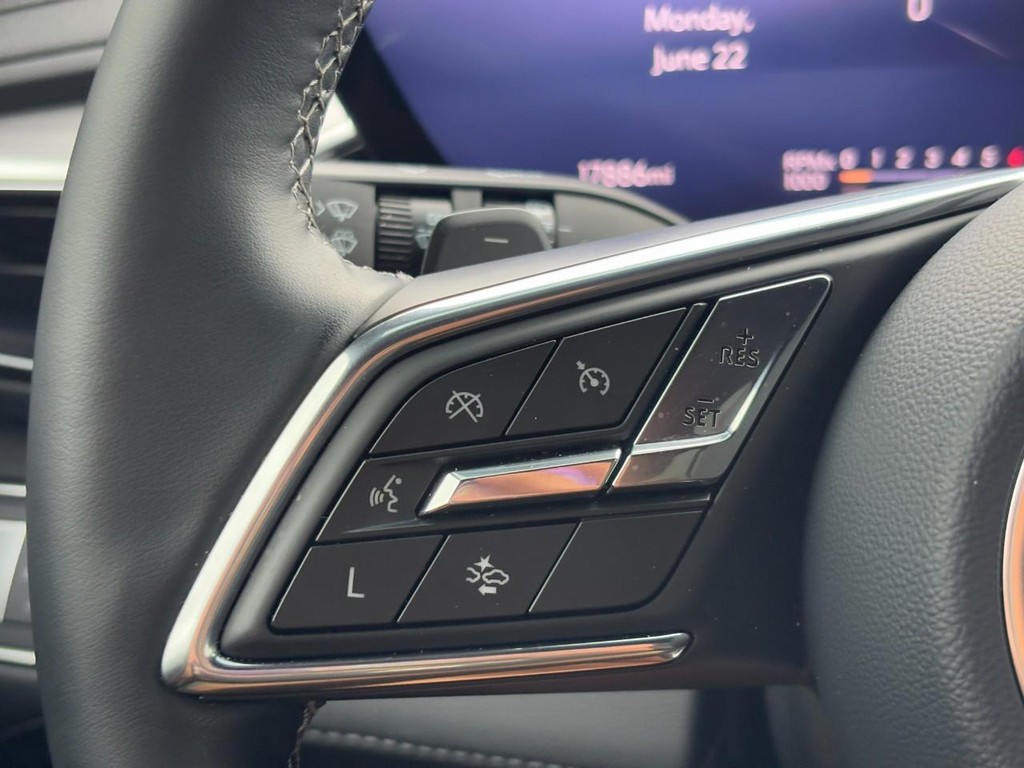 Buick Enclave Vehicle Full-screen Gallery Image 18