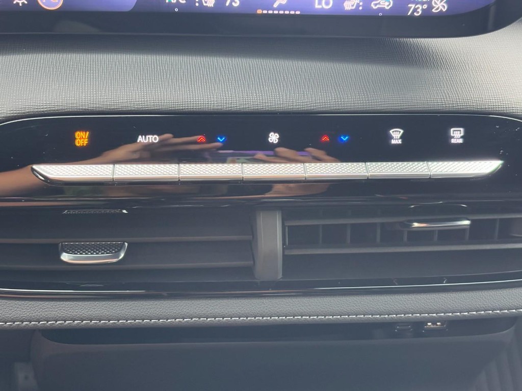 Buick Enclave Vehicle Full-screen Gallery Image 24
