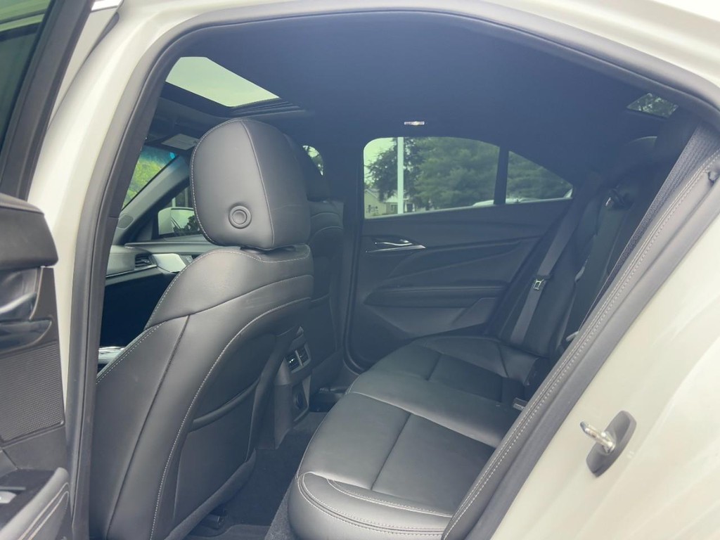 Cadillac CT4 Vehicle Full-screen Gallery Image 10