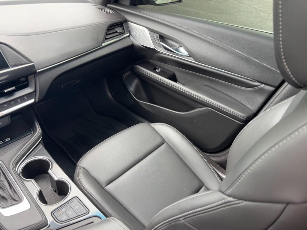 Cadillac CT4 Vehicle Full-screen Gallery Image 14