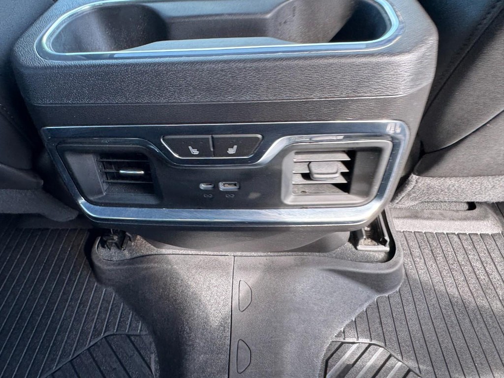 Chevrolet Silverado 1500 Vehicle Full-screen Gallery Image 16