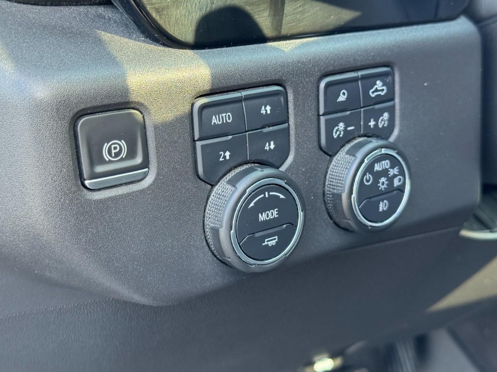 Chevrolet Silverado 1500 Vehicle Full-screen Gallery Image 17