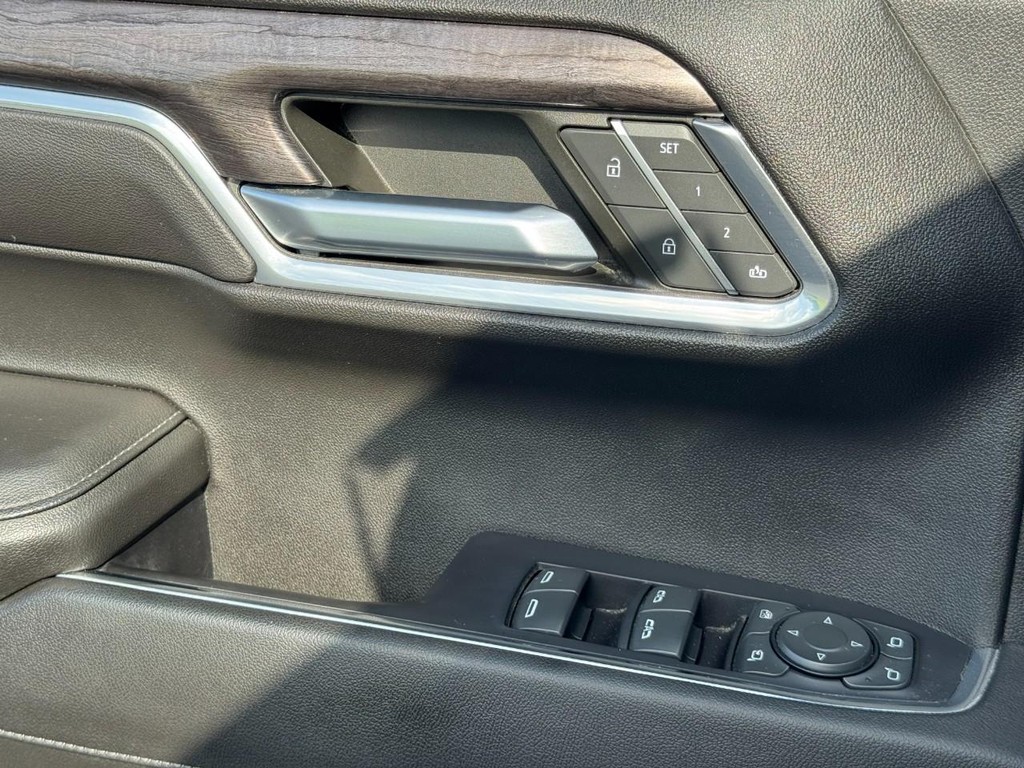 Chevrolet Silverado 1500 Vehicle Full-screen Gallery Image 24