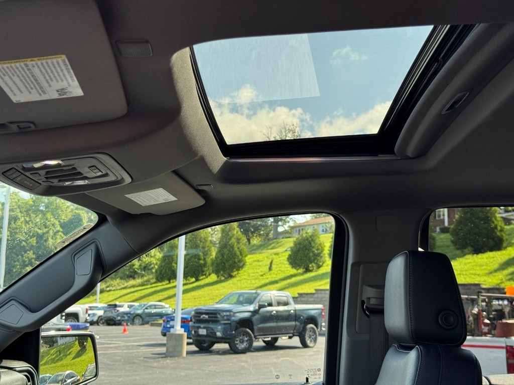 Chevrolet Silverado 1500 Vehicle Full-screen Gallery Image 25