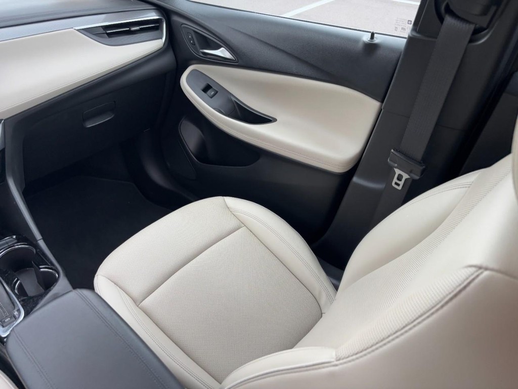 Buick Encore GX Vehicle Full-screen Gallery Image 14
