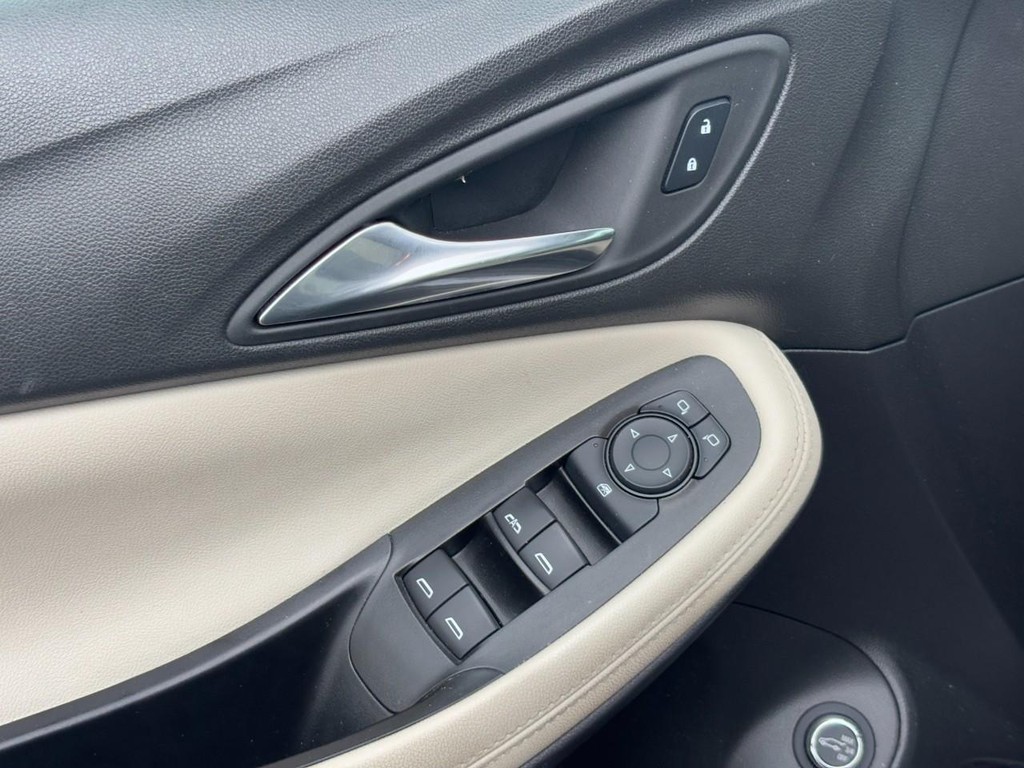 Buick Encore GX Vehicle Full-screen Gallery Image 16
