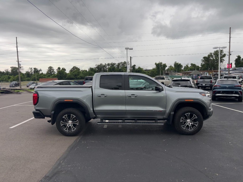 GMC Canyon Vehicle Full-screen Gallery Image 02
