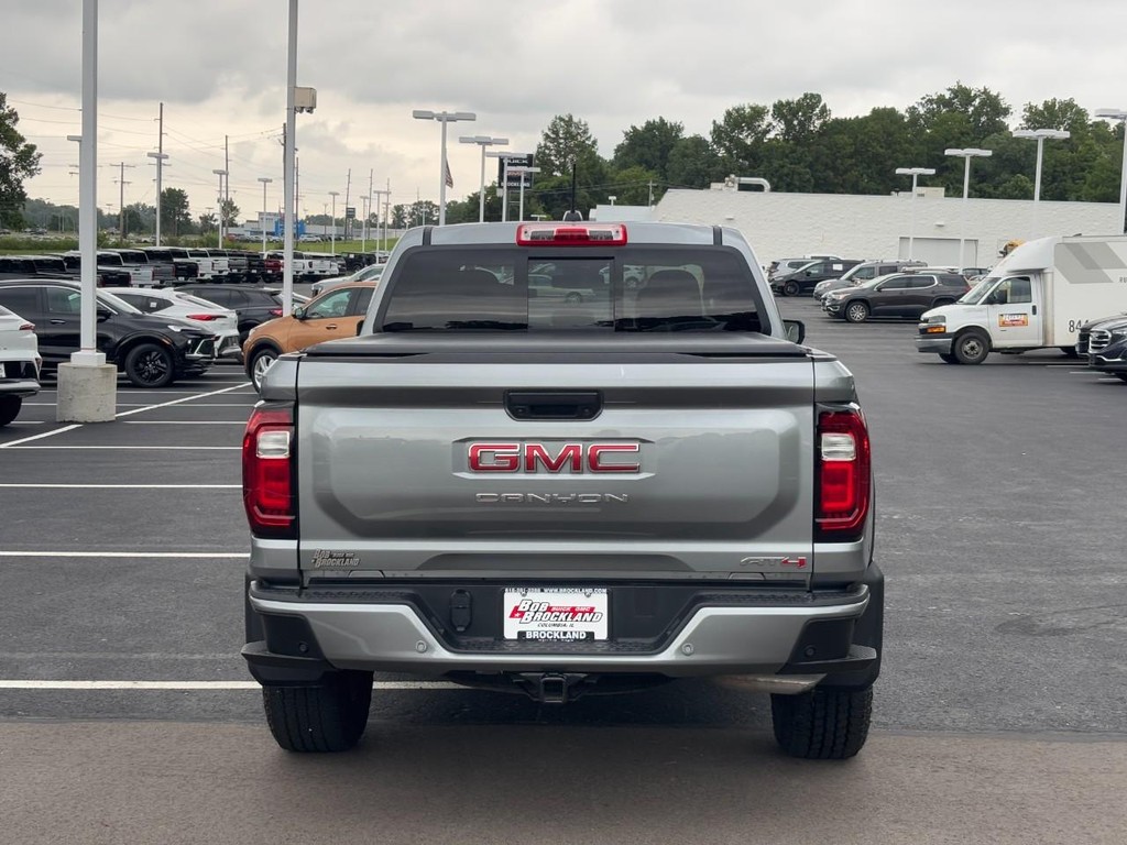 GMC Canyon Vehicle Full-screen Gallery Image 04