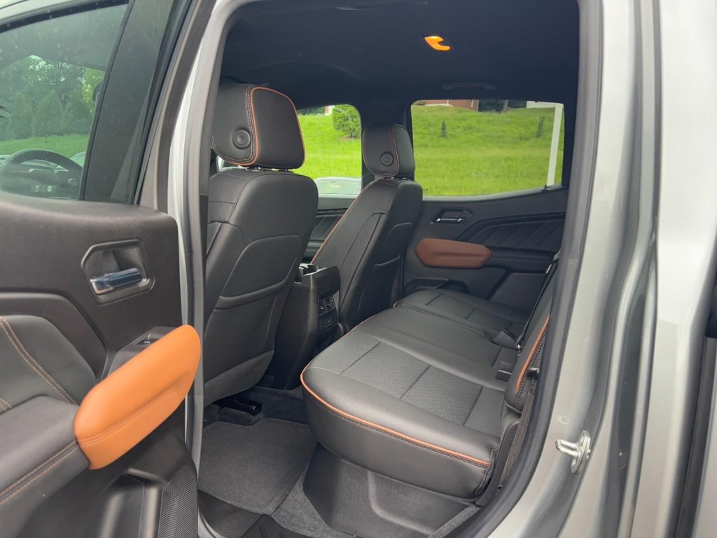 GMC Canyon Vehicle Full-screen Gallery Image 10