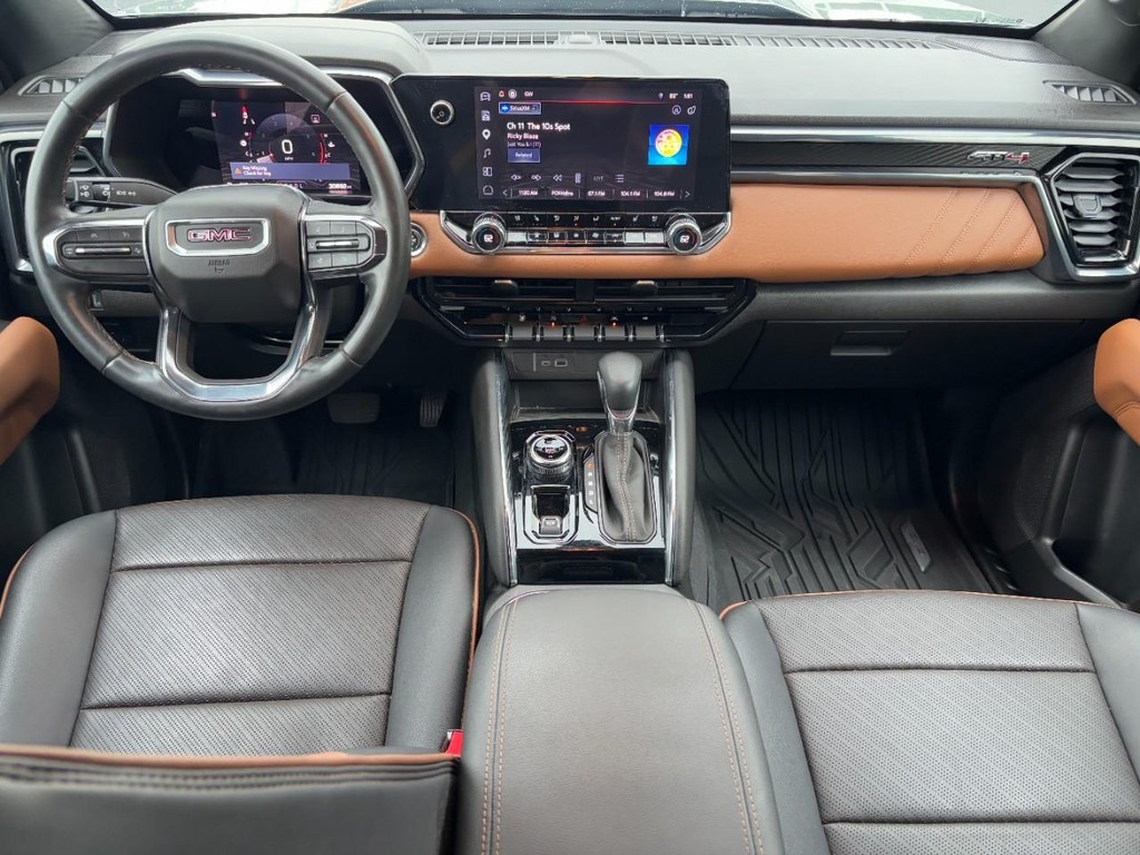 GMC Canyon Vehicle Full-screen Gallery Image 11